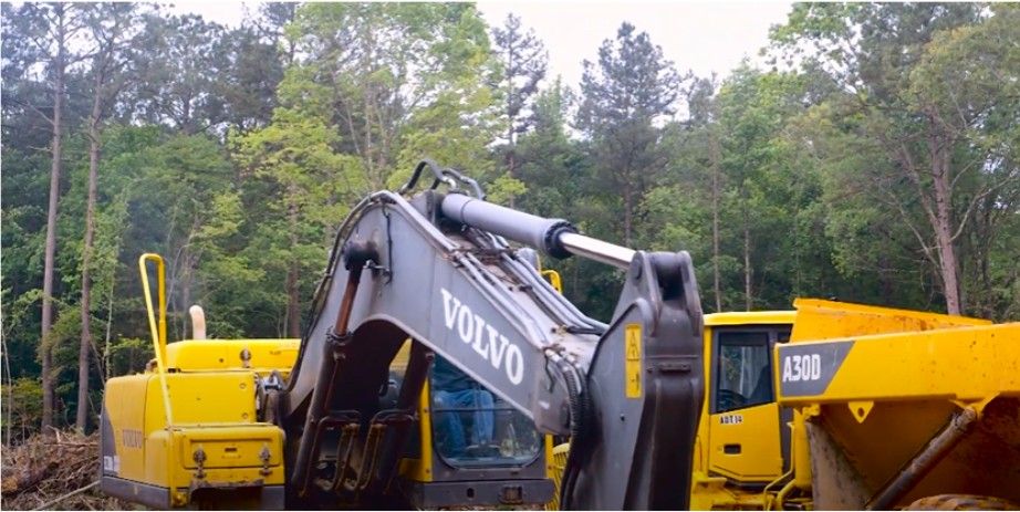 What Kind of Equipment Does Chris Guins Use?