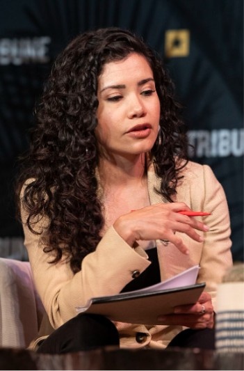 Laura Barron-Lopez Height