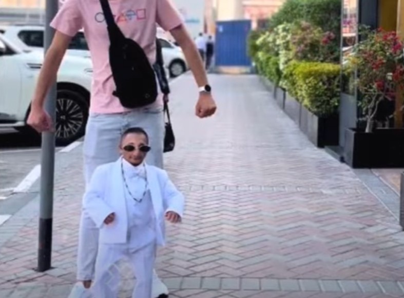 Who is the Smallest Sheikh in the World?